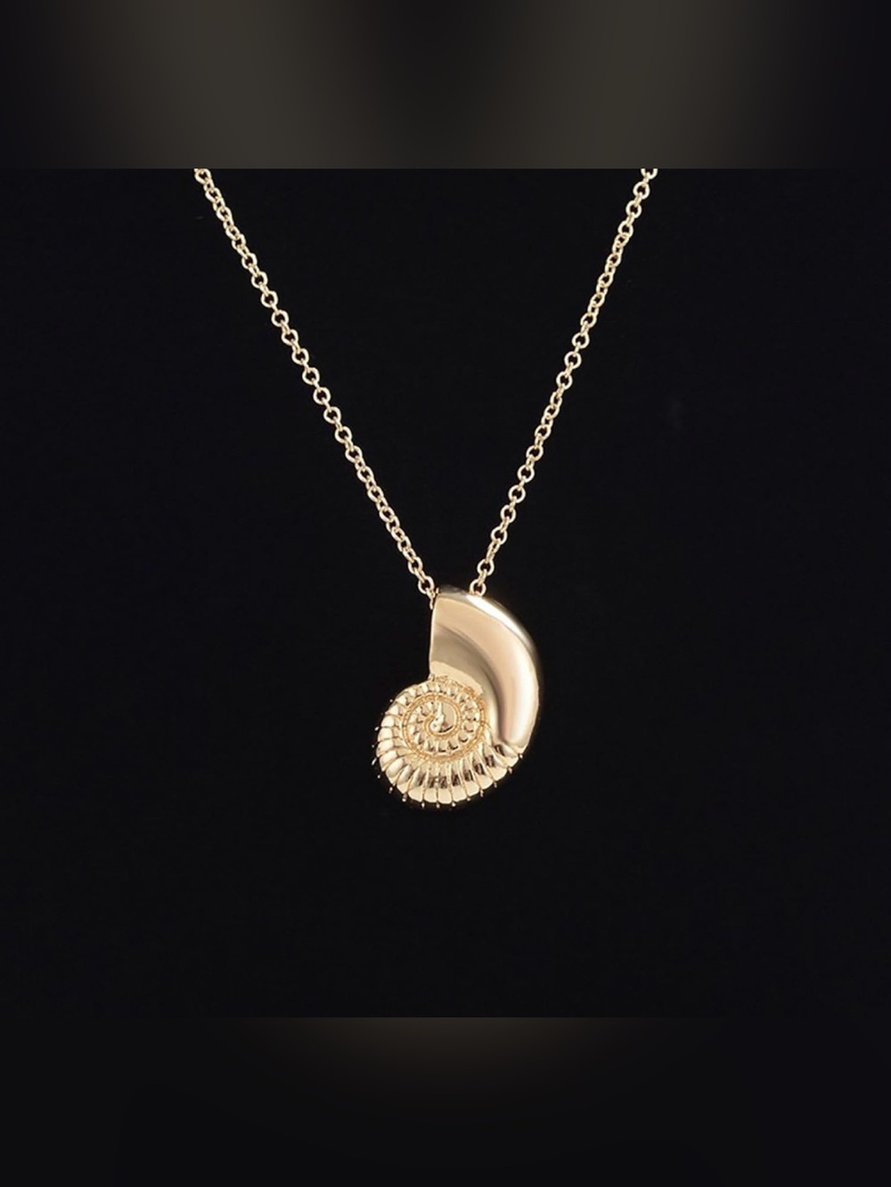 Fashion Jewelry Gold Spiral Shell Pendant Necklace on Fine Chain